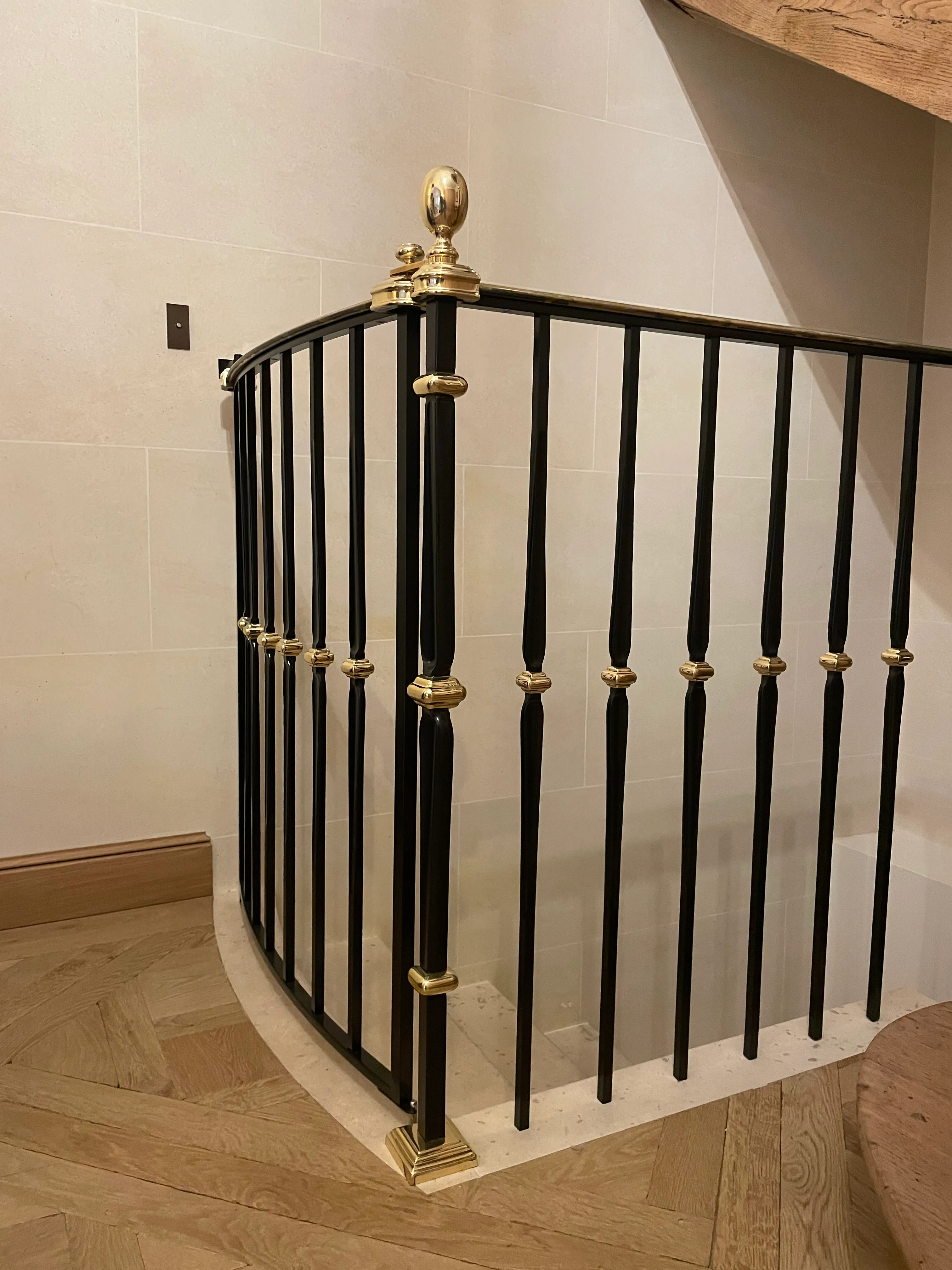 Alignement précis des barreaux de sécurité en acier et laiton, soulignant l'assemblage mécanique d'orfèvrerie du garde-corps.