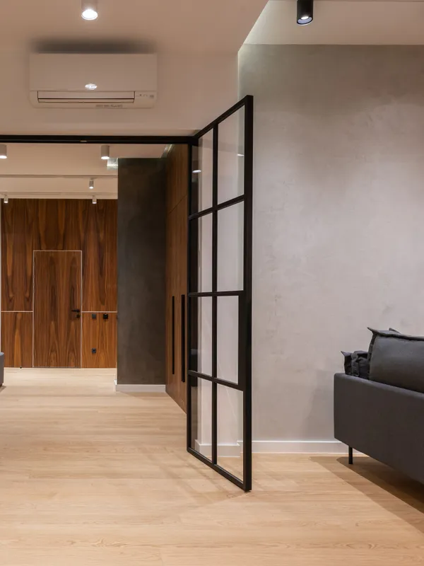 Intérieur moderne avec une grande verrière d'intérieur à double porte battante en métal noir et verre